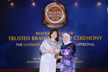 Ms Cheng Mien Wee, Executive Director accepting the award from YB Hajah Nancy Shukri