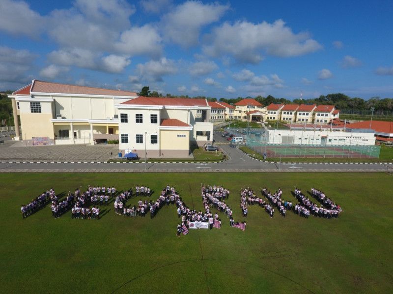 Students' "Negaraku" formation at LIS field