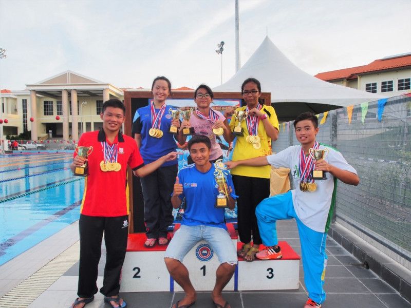 From left: Bryan Chin Bao Yang, Tan Xue Wen, Lee Wei Wen, Lee Wei Len and Tan Jie Sheng.  Middle: Coach Clement David Leong 